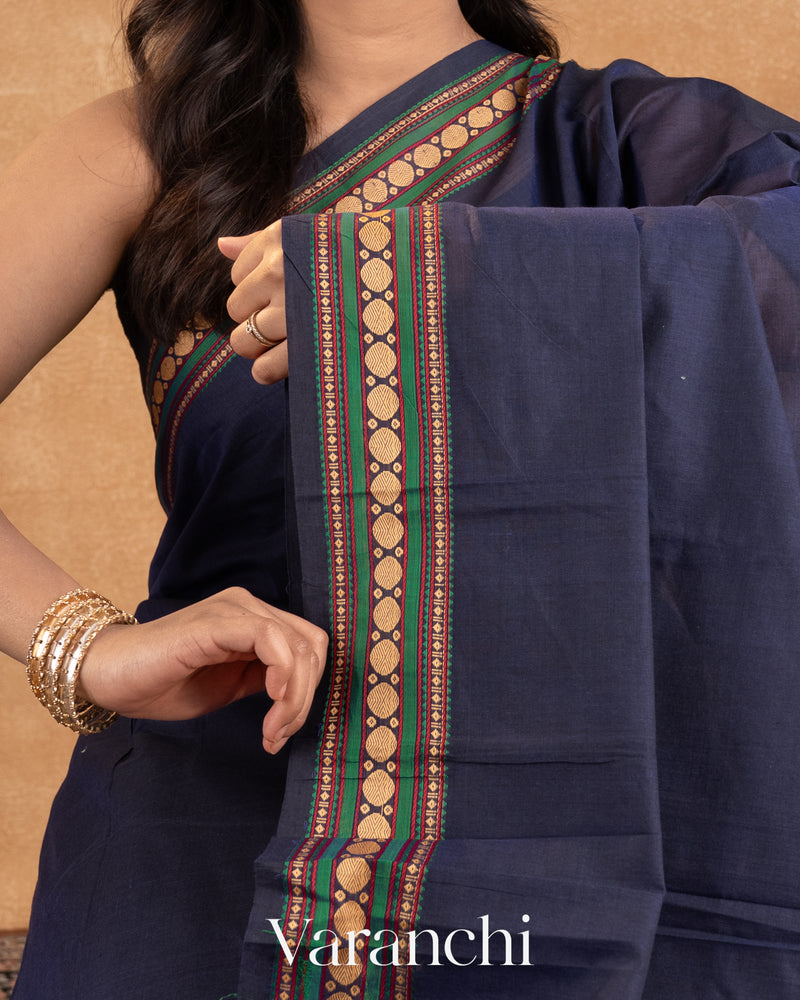 Intricate Thread Border
